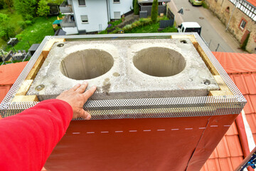 Neu aufgebauter Beton-Sandstein mit zwei Schamotte-Innenrohren mit Baustahl-Führungen,...