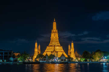 Naklejka premium Wat Arun Ratchawararam (the Temple of Dawn) at twilight time, Bangkok, Thailand