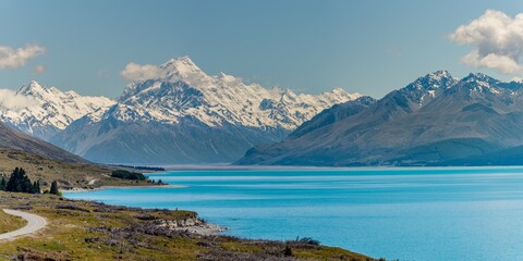 Fototapeta premium Lake Pukaki in Neuseeland mit dem Mount Cook im Hintergrund