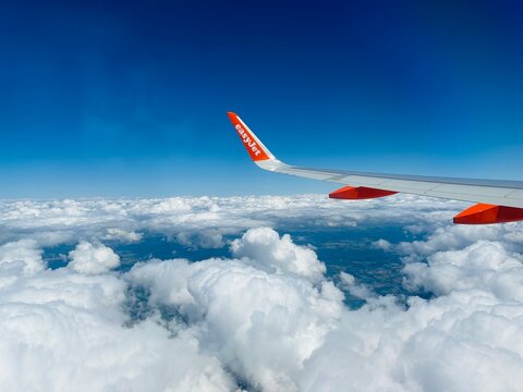 Nuages en dessous d&rsquo;un avion easyjet