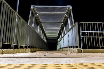 Obraz premium Night view of a pedestrian walkway that passes over a highway in Brazil