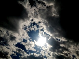 印象的な空　太陽光と雲