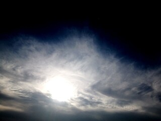 印象的な空　太陽光と雲