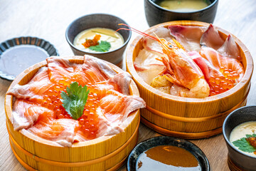 桶に入った海鮮丼