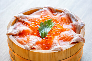 桶に入った海鮮丼 © Chiristsumo