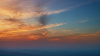 Naklejka premium Sky at dusk with a gentle gradient from blue to orange, creating a serene and peaceful atmosphere