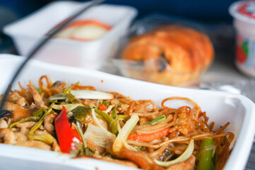 シンガポールへ向かう飛行機の中で提供されたエスニックな料理