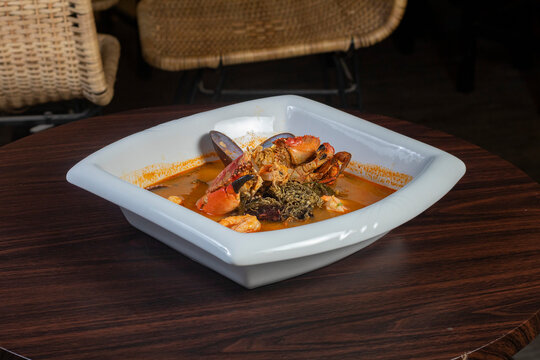 Parihuela de mariscos y cangrejo Peruana