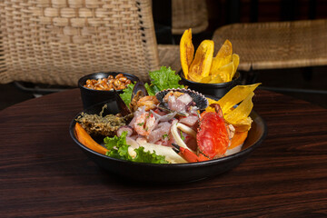 Peruanísimo ceviche mixto con cangrejo entero
