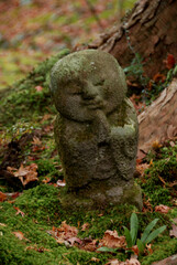 Jizo statues wearing moss in Japanese garden 苔の生えた庭に佇むお地蔵さん @京都