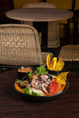 Peruanísimo ceviche mixto con cangrejo entero