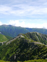 南アルプス「塩見岳」山頂から望む稜線