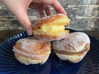 カスタードクリーム入り生ドーナツ