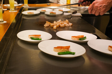 料理人が鉄板で焼いた料理