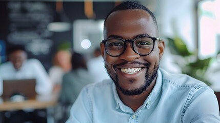 Obraz premium Customer service representative smiling and helping a client, with a dynamic office environment in the background.