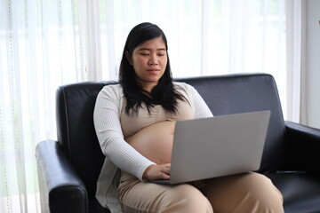 Naklejka premium worried pregnant woman concerned and anxious woman in pregnancy overthinking worrying about&nbsp;pregnancy problem&nbsp;Pregnancy depression Mental health concept Baby and new life concept Mother-to-be.