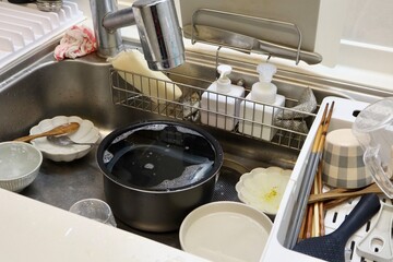 食器が放置された台所