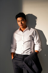 スーツを着たアジア男性の暖色トーンのポートレート