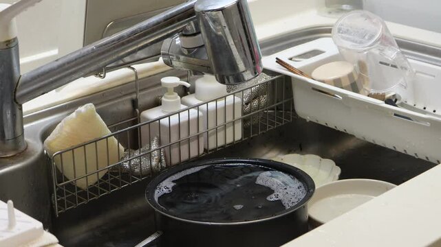 食器が放置された台所