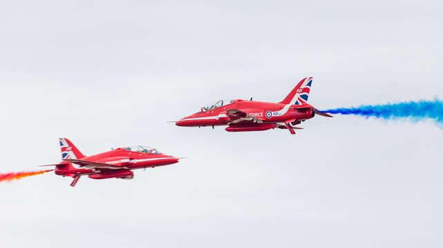 Red Arrows synchro pass
