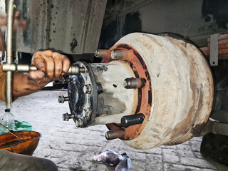 truck axles, truck wheel repair concepts, replacing brake linings, wheel bearings and wheel bolts.