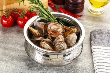 Raw vongole clams for cooking