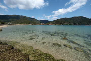 きれいな砂浜が広がる新鹿の海辺の風景
