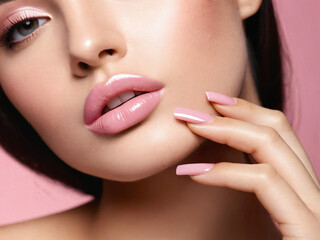 Obraz premium girl model woman showing manicure on nails. cosmetics, beauty and makeup