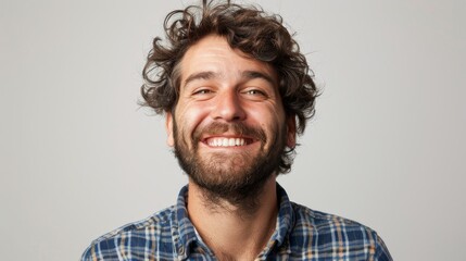 Obraz premium Portrait of a smiling man with curly hair and beard
