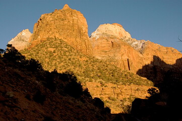 Obraz premium Experience the canyons and hiking paths of Zion National Park in Utah - a remote and desolate place where it is good to get away from it all