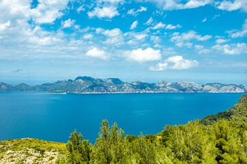 Fototapeta premium Wanderung zum Berg und Aussichtspunkt Talaia d'Alcúdia mit einen fantastischen Ausblick auf die Bucht von Alcúdia auf der Balleareninsel Mallorca - Spanien