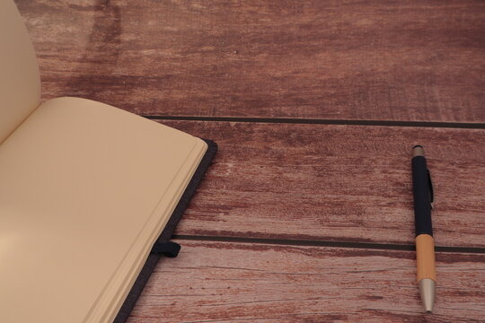 agenda abierta tablon madera mesa