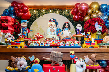 food, decoration, party, child party, doces de festa, sweets, party, decoração, party cake, docinhos, festa infantil, cookies, snack, gourmet, sugar, chocolate . branca de neve e os sete anões . 
snow