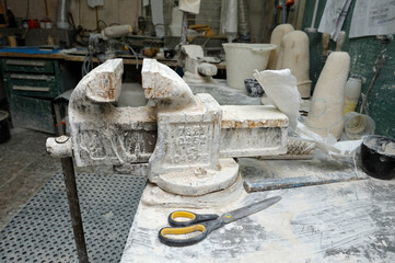 bench vice set for work in a workshop for manufacturing prostheses