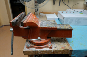 bench vice set for work in a workshop for manufacturing prostheses