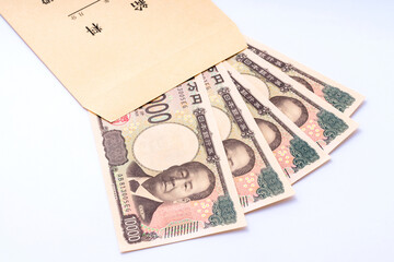 給料袋に入った一万円札
