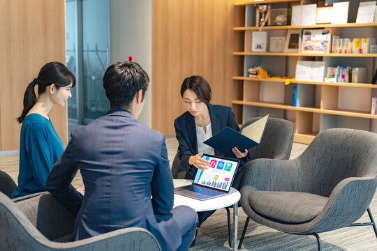 ロビーで会話するカップルと相談員