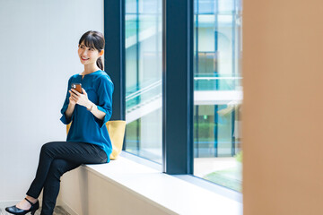 笑顔でスマホを使う女性