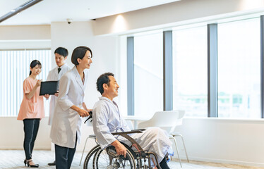 Fototapeta premium 車椅子の患者と遠くを眺める女性医師