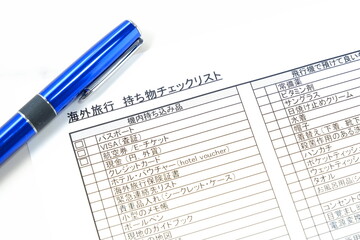 Obraz premium 海外旅行に出発する前に、必要なものをすべて用意したか、すべてそろっているか、「海外旅行 持ち物チェックリスト」でチェックする 