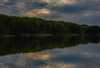 Wnętrze zrujnowanego domu na pomorzu