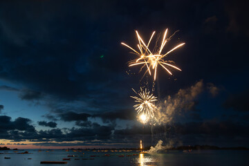 Magnifique feu d'artifices du 14 juillet en Bretagne - France