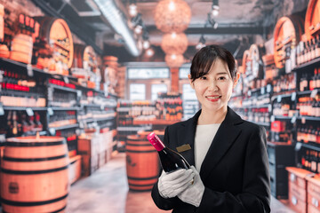 ワインを持つ女性のソムリエ