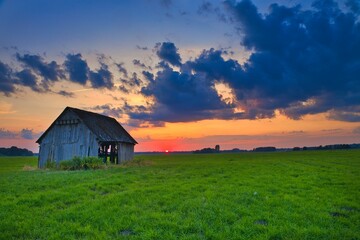 Sonnenuntergang in den Wiesen
