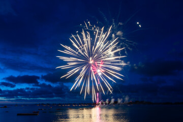 Magnifique feu d'artifices du 14 juillet en Bretagne - France