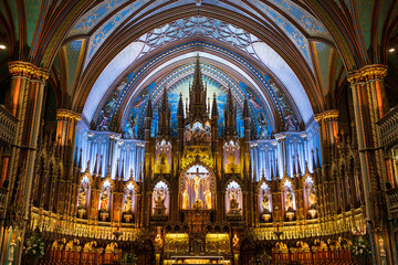 Fototapeta premium Interior of Notre-Dame Basilica (Basilique Notre-Dame de Montréal). A minor basilica of the Catholic Church in the historic Old Montreal district. Quebec, Canada.