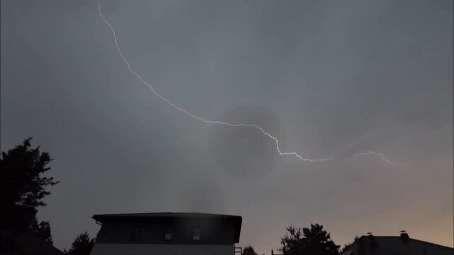 Blitze durchzucken den Horizont