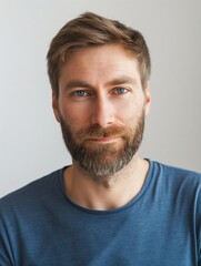 Obraz premium Close-up portrait of a bearded man, showcasing contemporary masculinity. Ideal for themes of modern style, men's fashion, and portrait photography