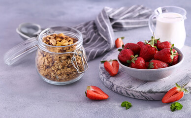 granola with berries for breakfast, healthy eating