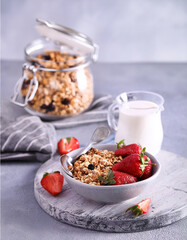 granola with berries for breakfast, healthy eating